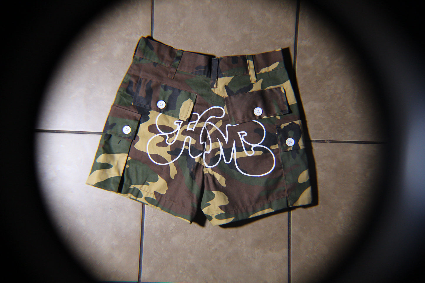 (W) cropped camo shorts